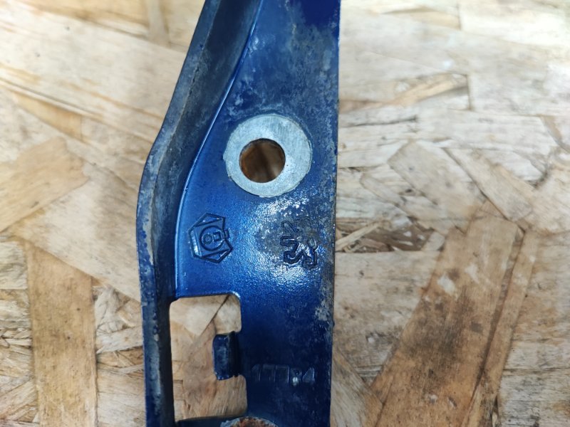 Петля капота