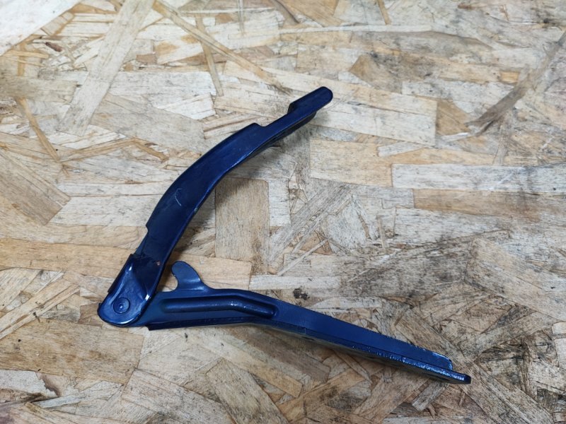 Петля капота