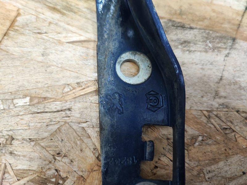 Петля капота