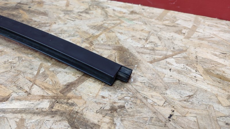 Направляющая стекла двери