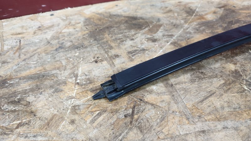 Направляющая стекла двери