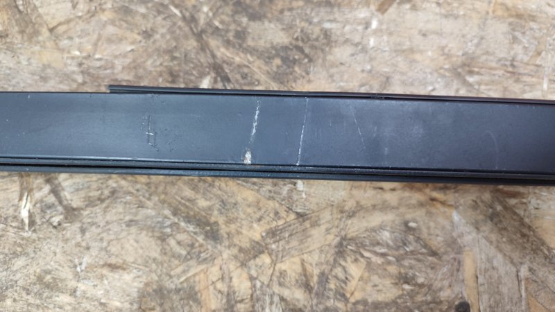 Направляющая стекла двери