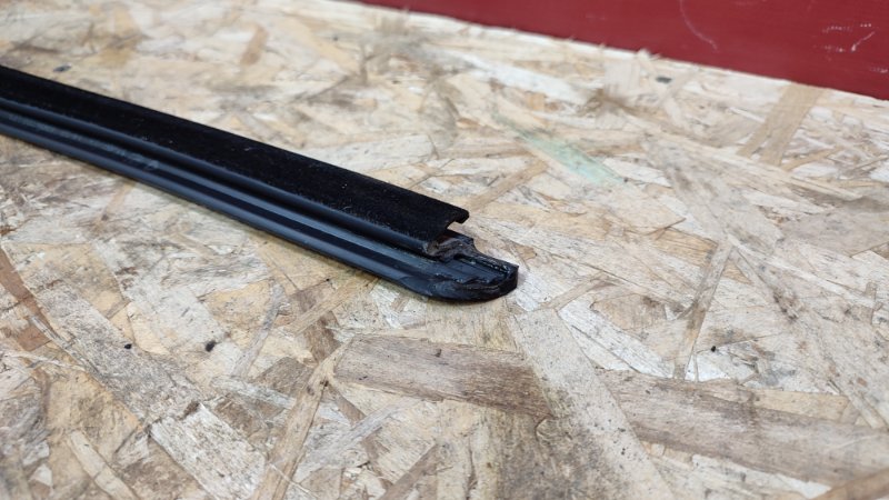 Уплотнитель стекла двери внешний