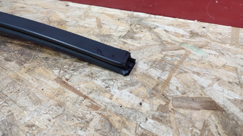 Направляющая стекла двери