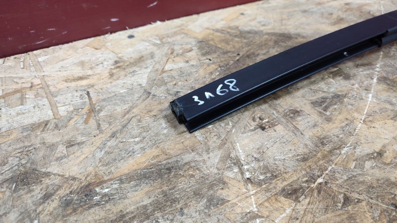 Направляющая стекла двери