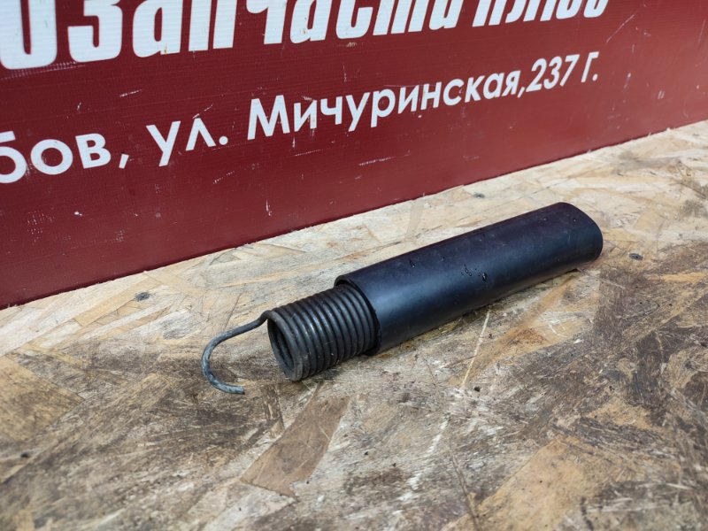 Пружина крышки багажника