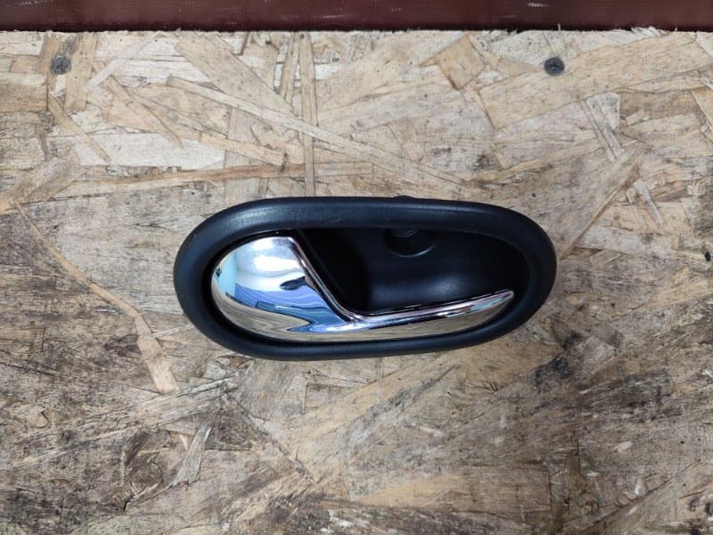 Внутренняя  ручка двери