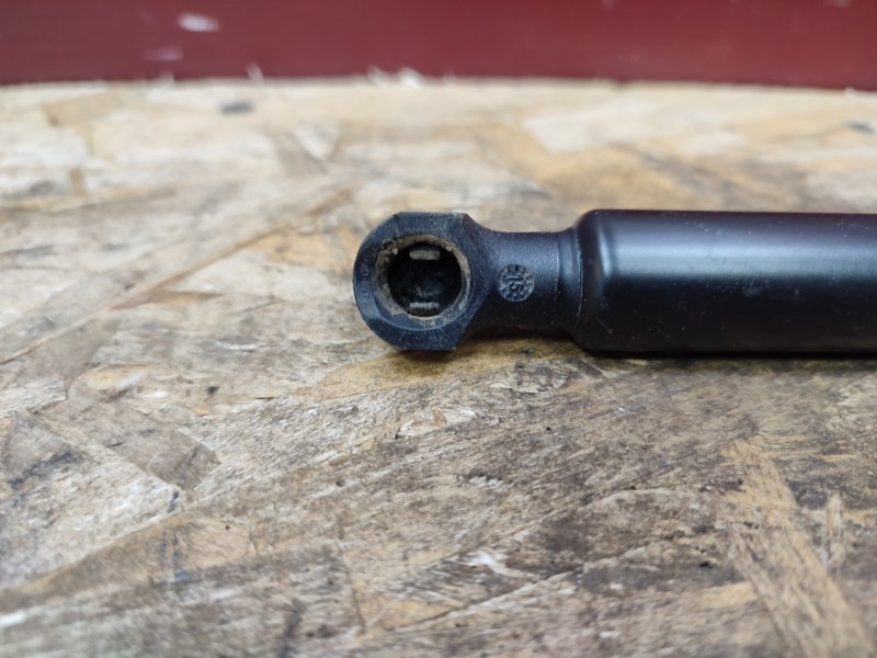 Амортизатор багажника