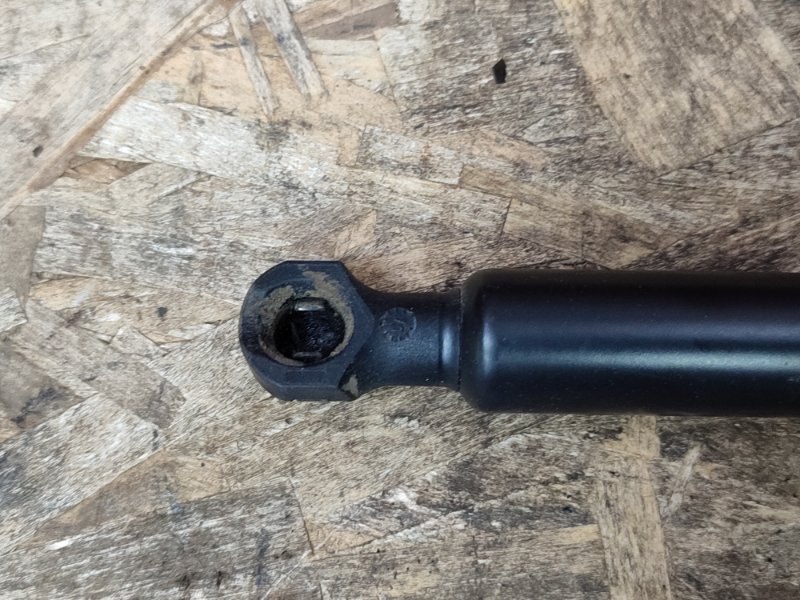 Амортизатор багажника