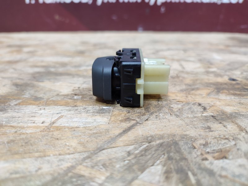 Кнопка стеклоподъемника