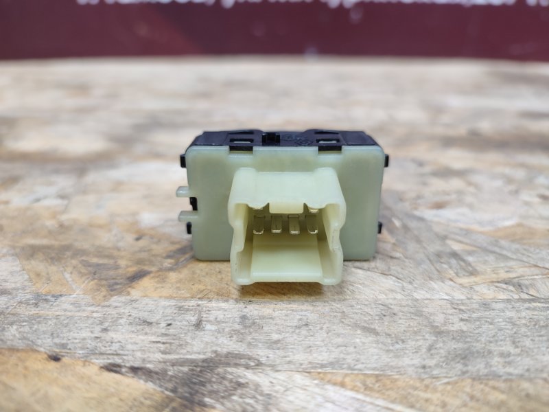 Кнопка стеклоподъемника