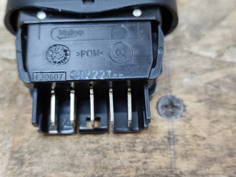 Кнопка стеклоподъемника