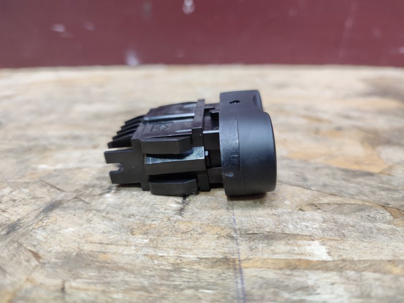 Кнопка блокировки дверей