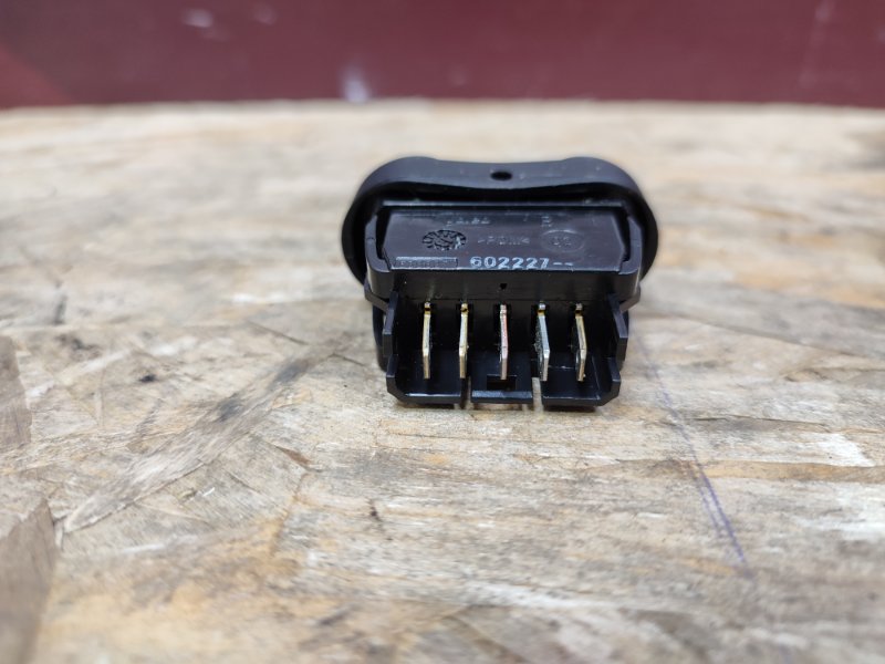 Кнопка стеклоподъемника