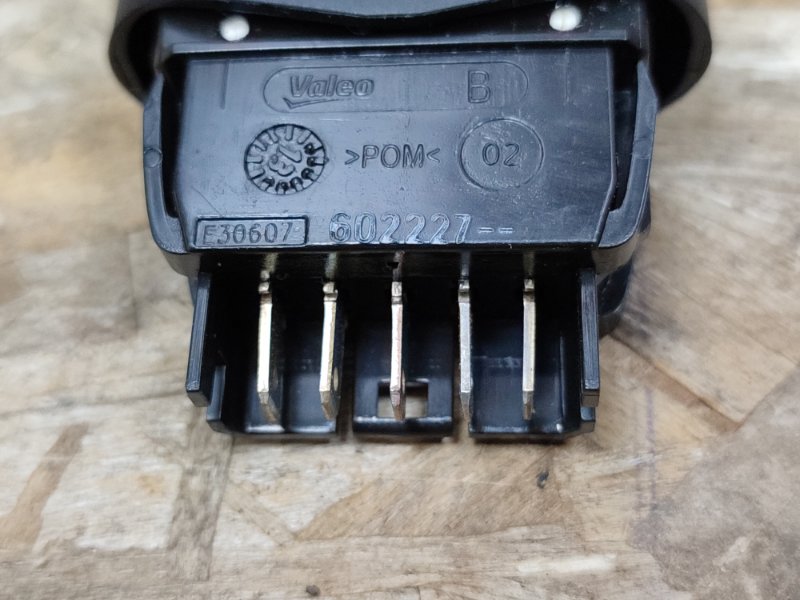 Кнопка стеклоподъемника