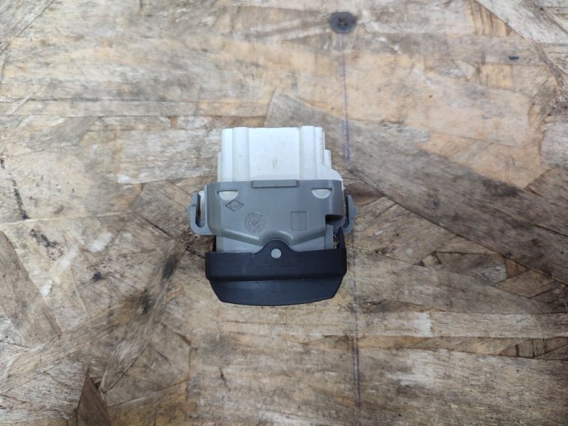 Кнопка блокировки стеклоподъемников