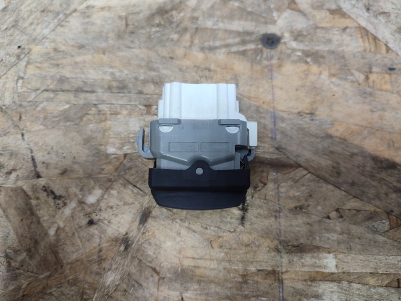 Кнопка блокировки стеклоподъемников