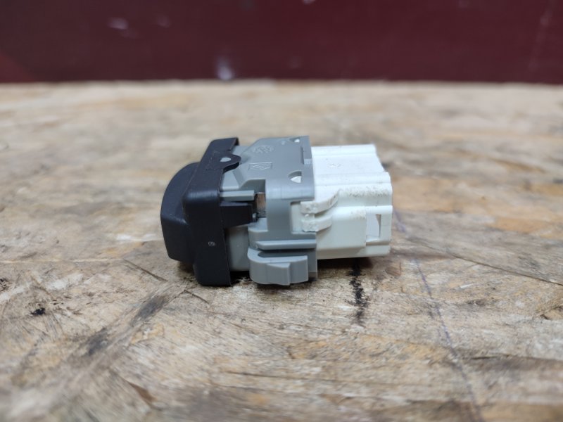 Кнопка блокировки стеклоподъемников