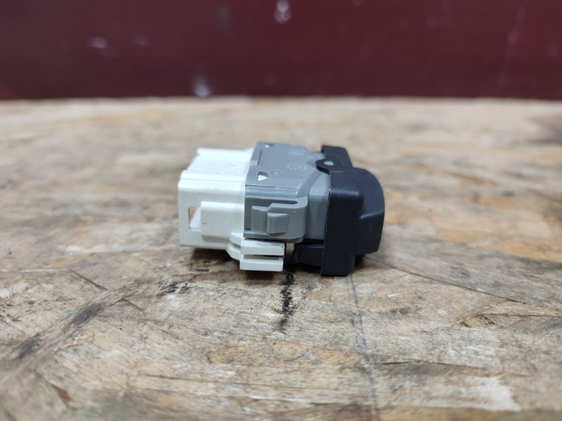 Кнопка блокировки стеклоподъемников