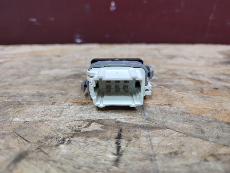 Кнопка блокировки стеклоподъемников