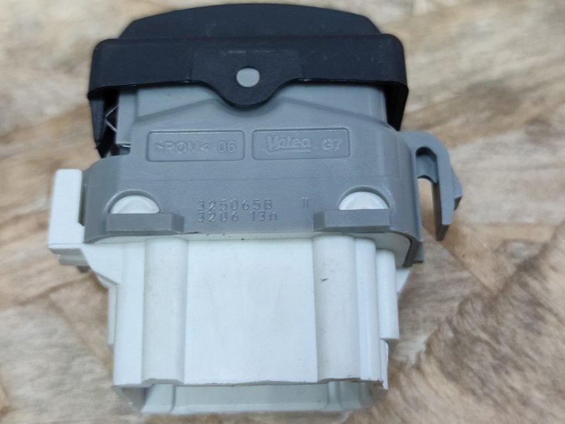 Кнопка блокировки стеклоподъемников