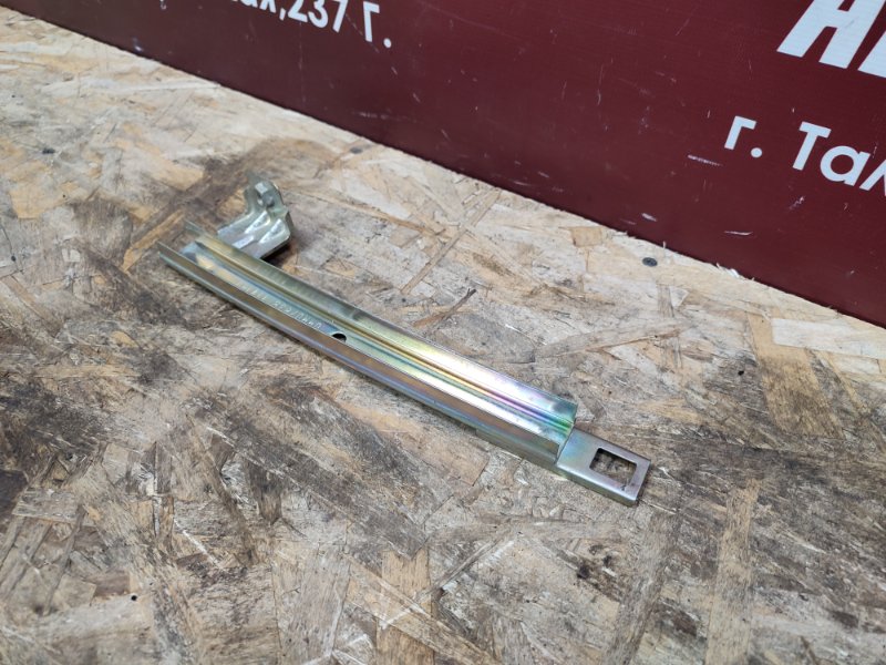 Направляющая стекла двери