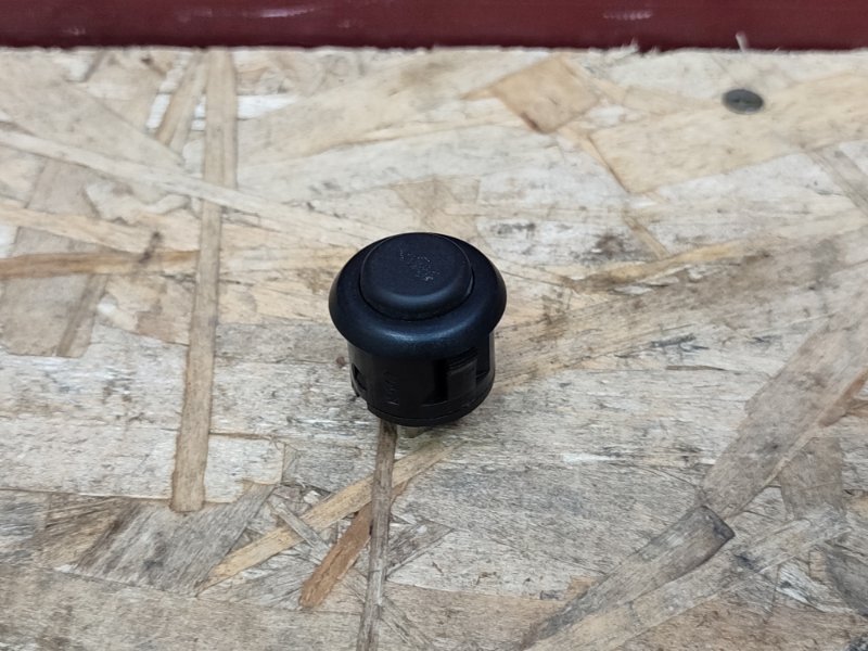 Кнопка открывания багажника