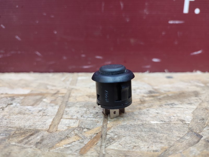 Кнопка открывания багажника