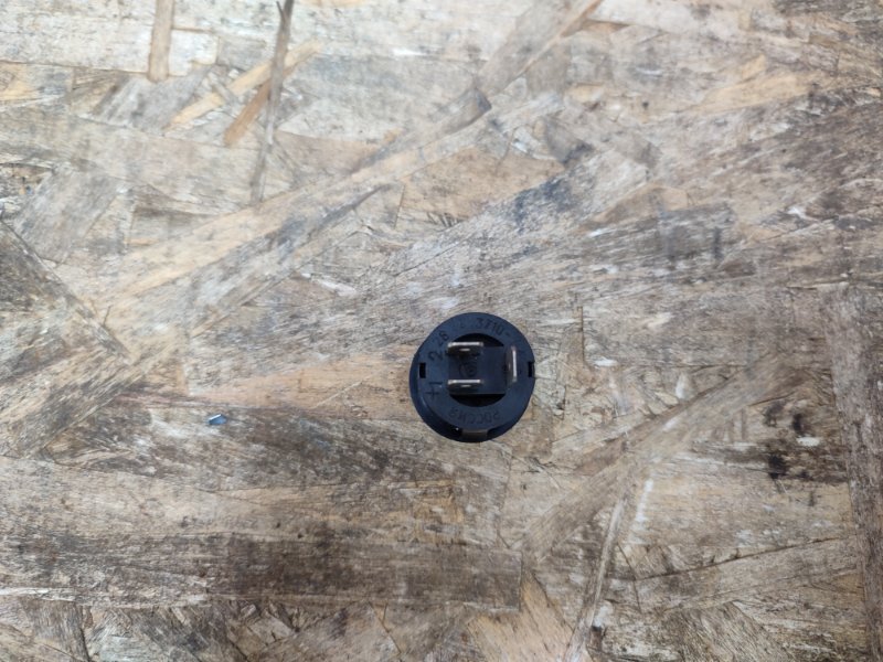 Кнопка открывания багажника