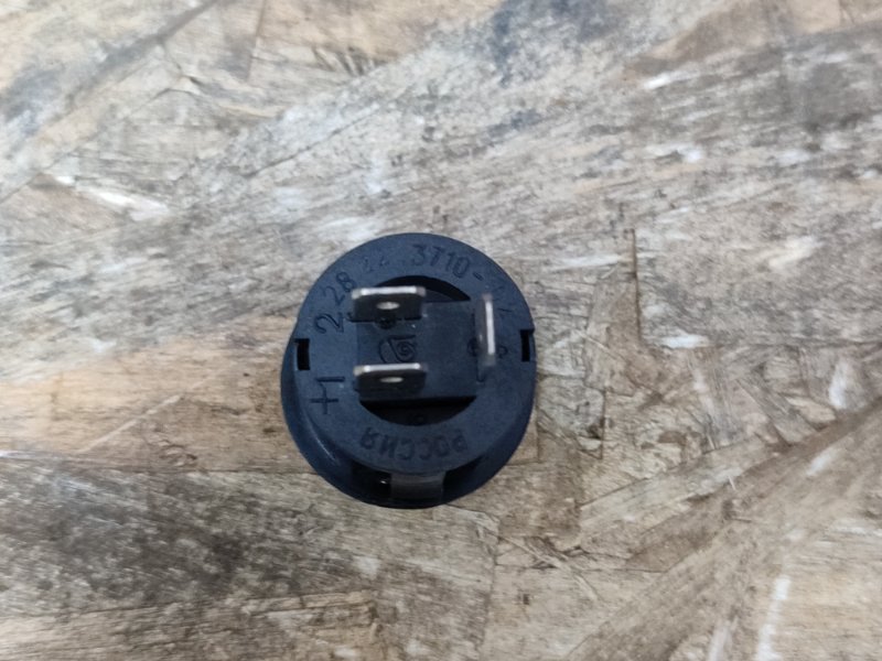 Кнопка открывания багажника