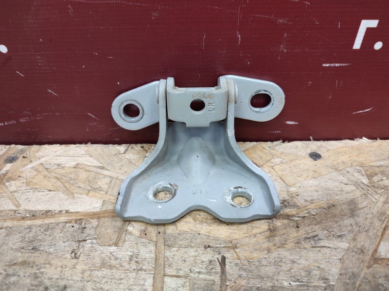 Петля двери