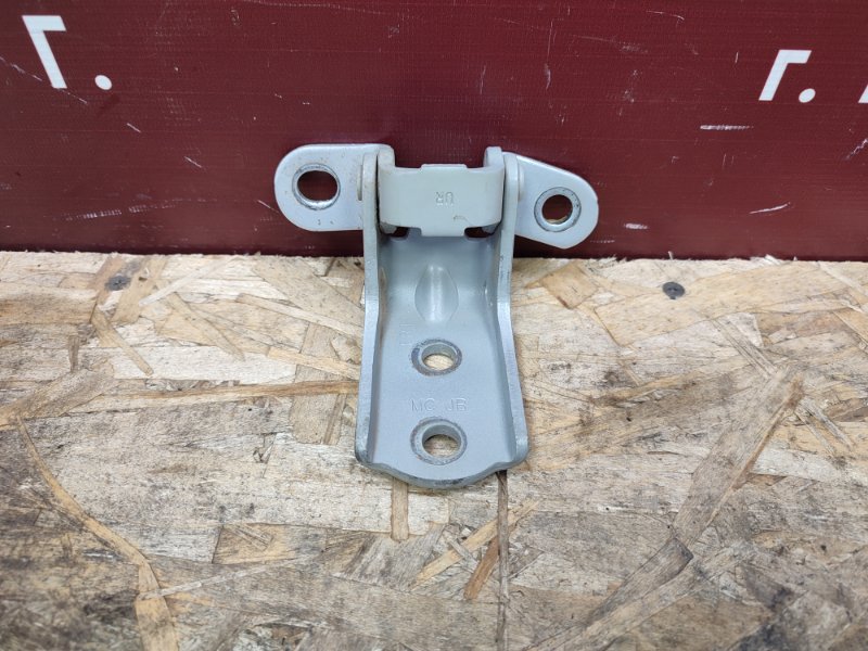 Петля двери