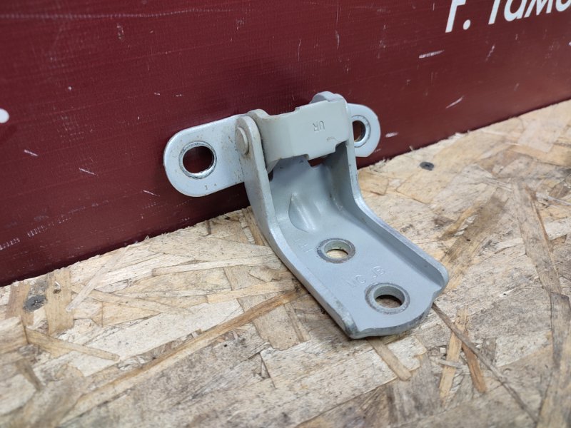 Петля двери