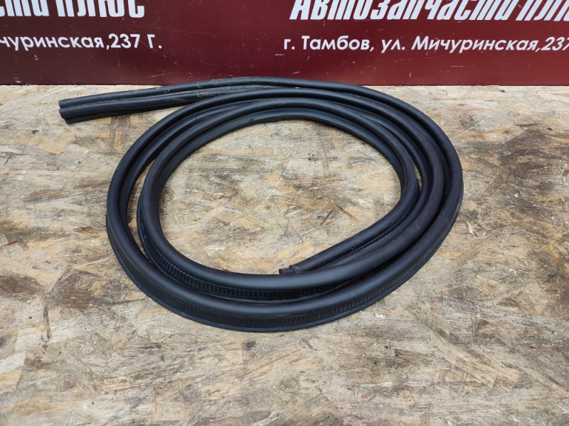 Уплотнительная резинка крышки багажника