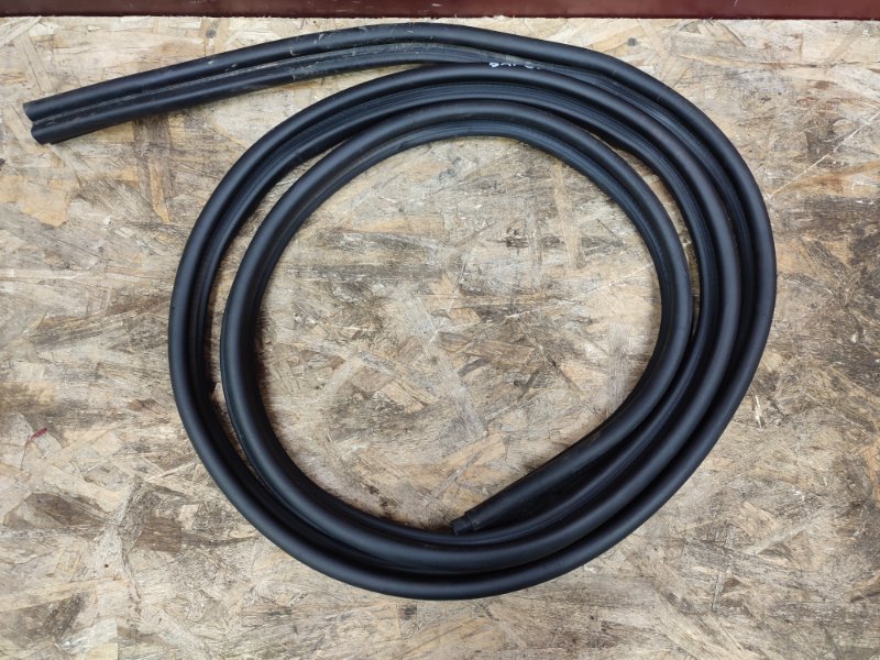 Уплотнительная резинка крышки багажника