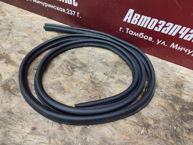 Уплотнительная резинка крышки багажника