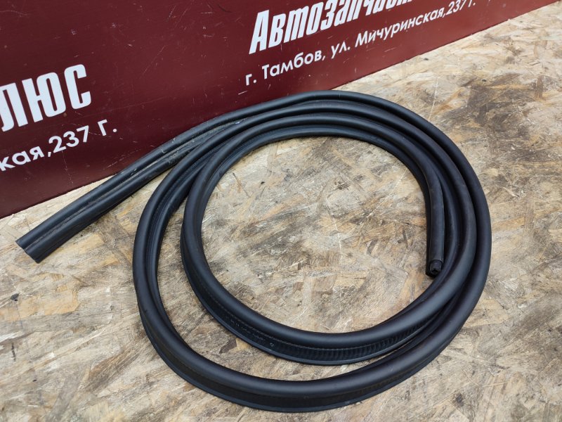 Уплотнительная резинка крышки багажника