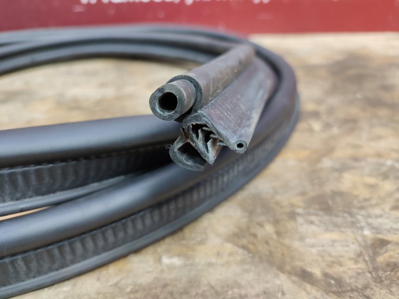 Уплотнительная резинка крышки багажника