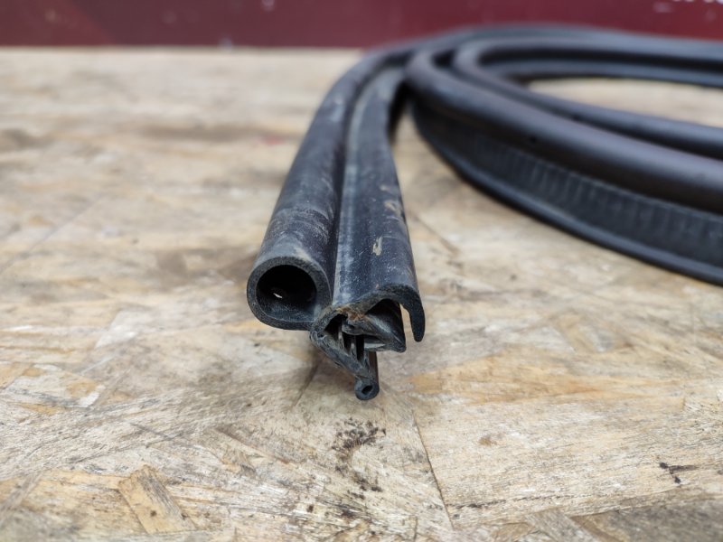 Уплотнительная резинка крышки багажника