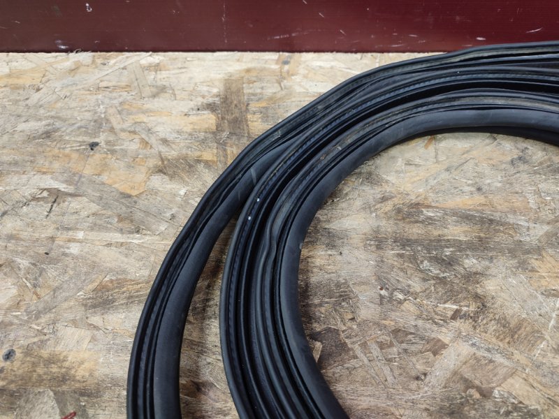 Уплотнительная резинка крышки багажника