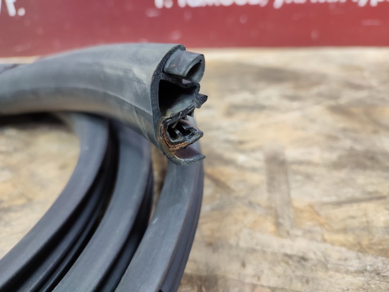 Уплотнитель двери