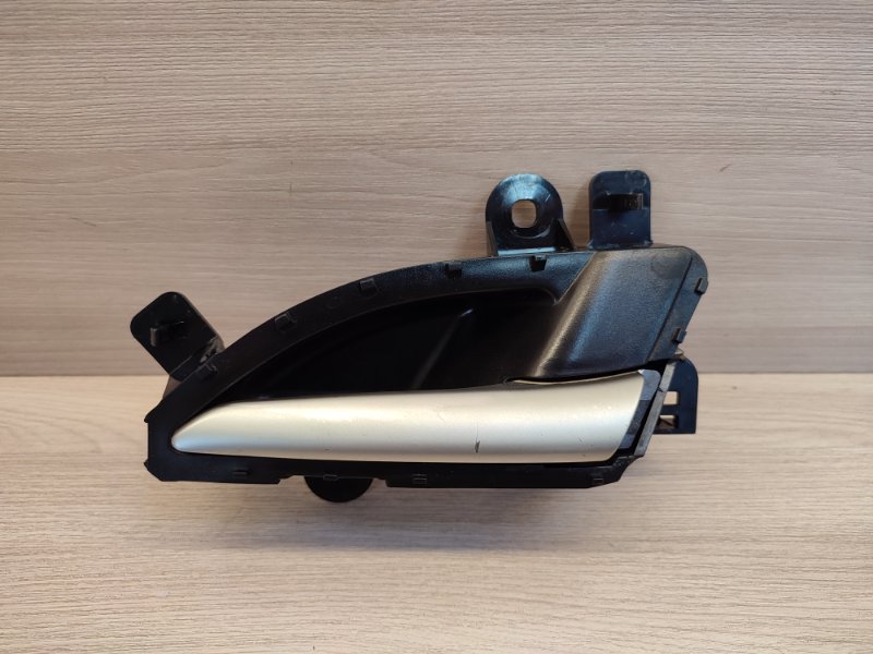 внутренняя ручка двери