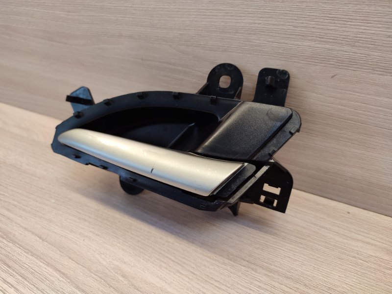 внутренняя ручка двери