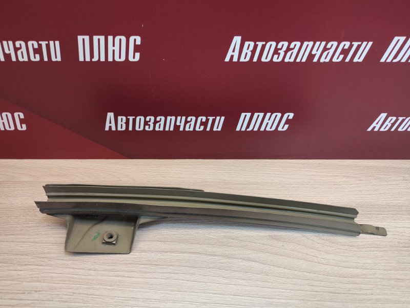 Направляющая стекла двери