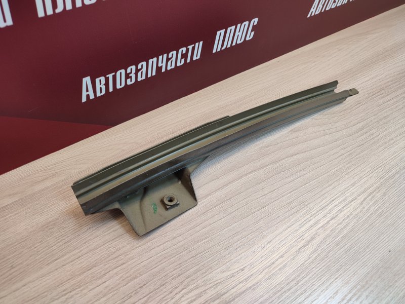 Направляющая стекла двери