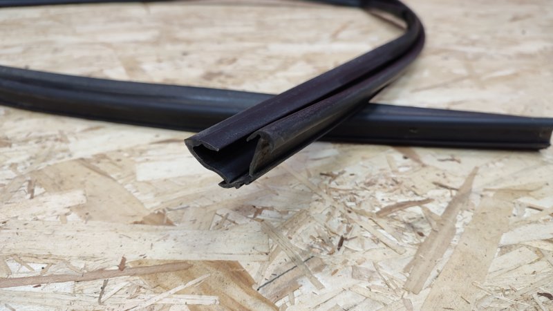 Уплотнитель стекла двери