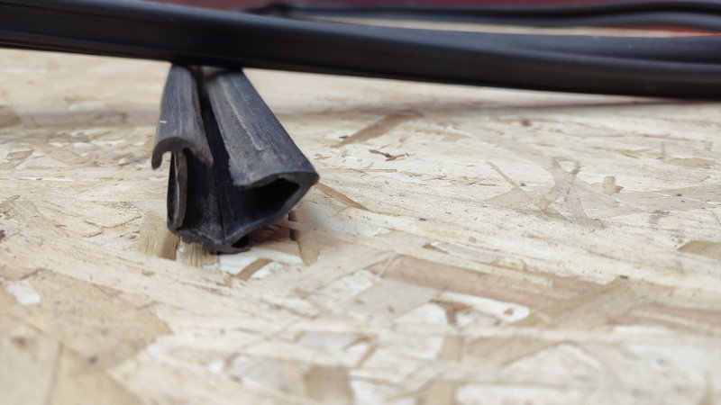 Уплотнитель стекла двери