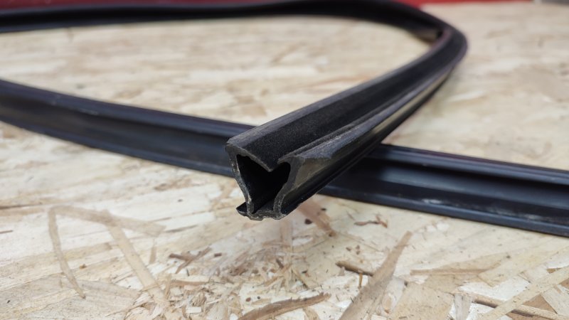 Уплотнитель стекла двери