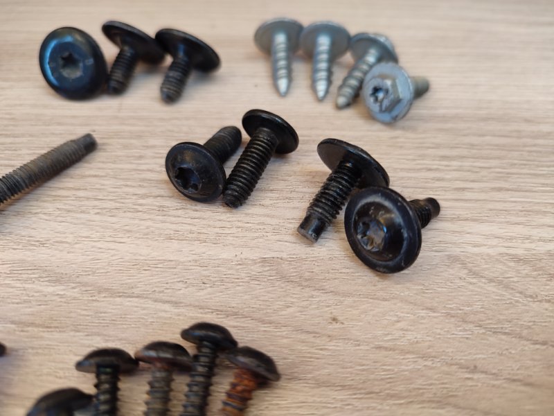 Крепеж двери