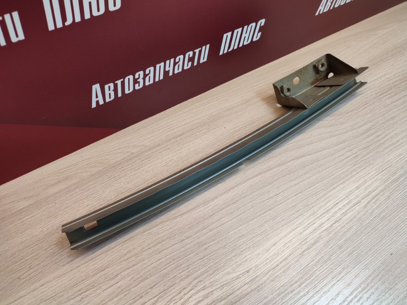 Направляющая стекла двери